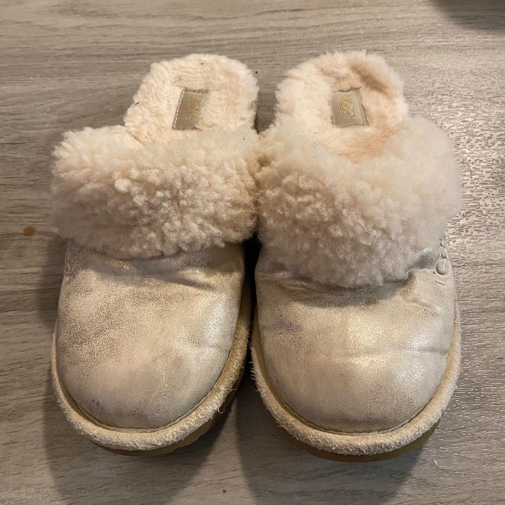 UGG, women's shiny cream, sherpa lined comfortable slip on shoes size 4